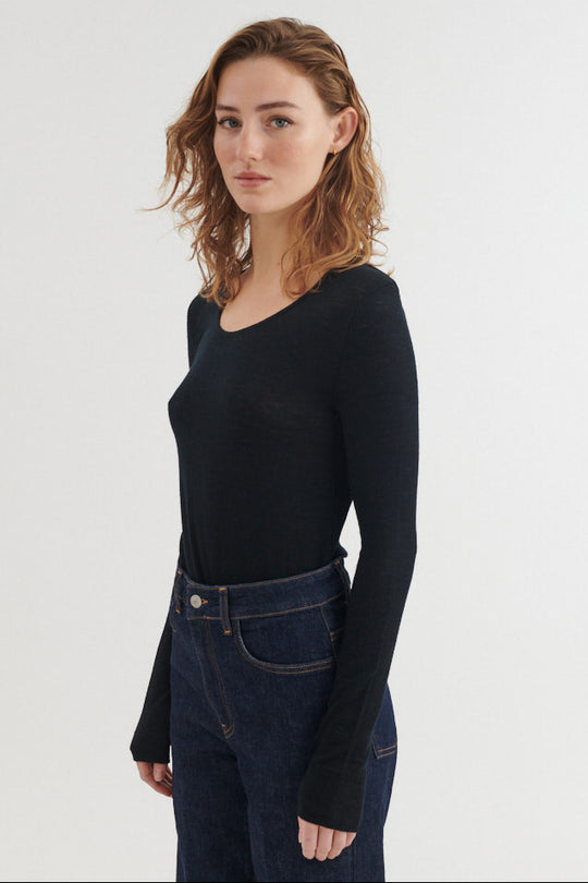 Basic Apparel Rinja LS Tee i Black set fra siden