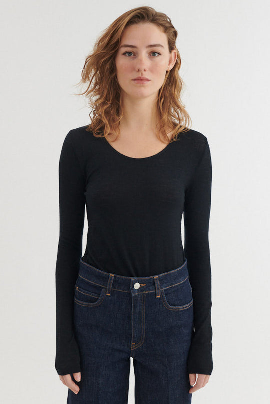 Basic Apparel Rinja LS Tee i Black set forfra