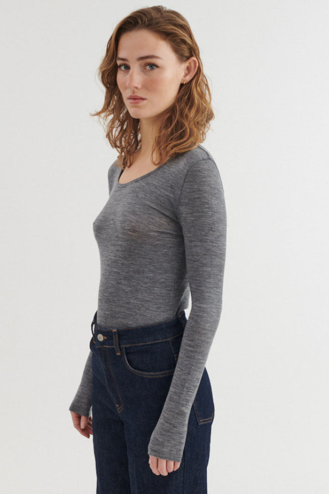 Basic Apparel Rinja LS Tee i Grey Melange set fra siden