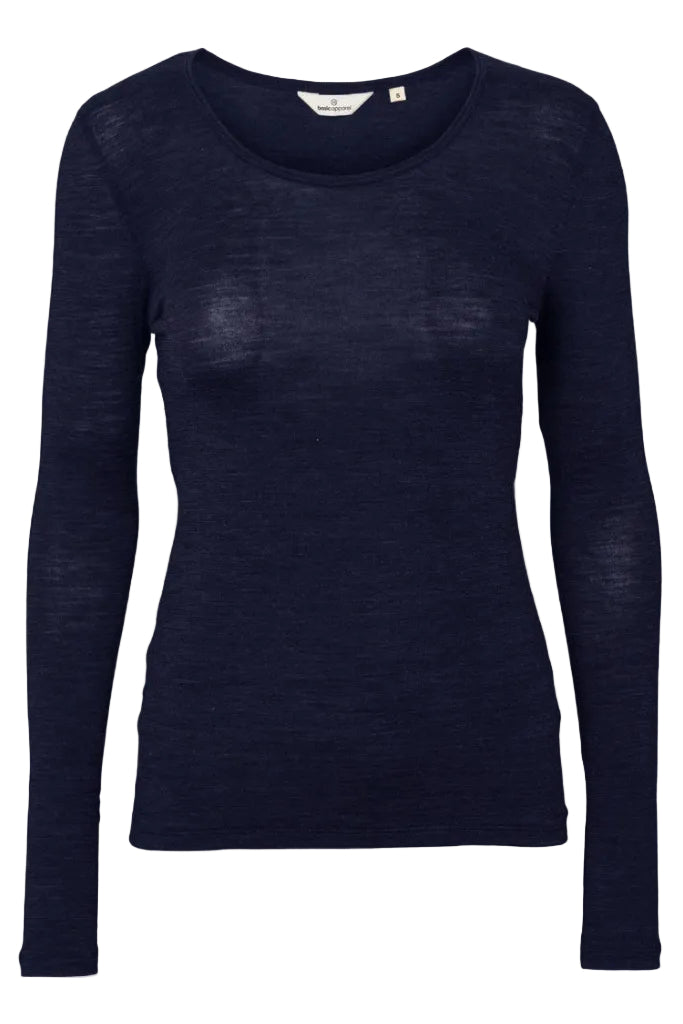 Basic Apparel Rinja LS Tee i Sky Captain set forfra