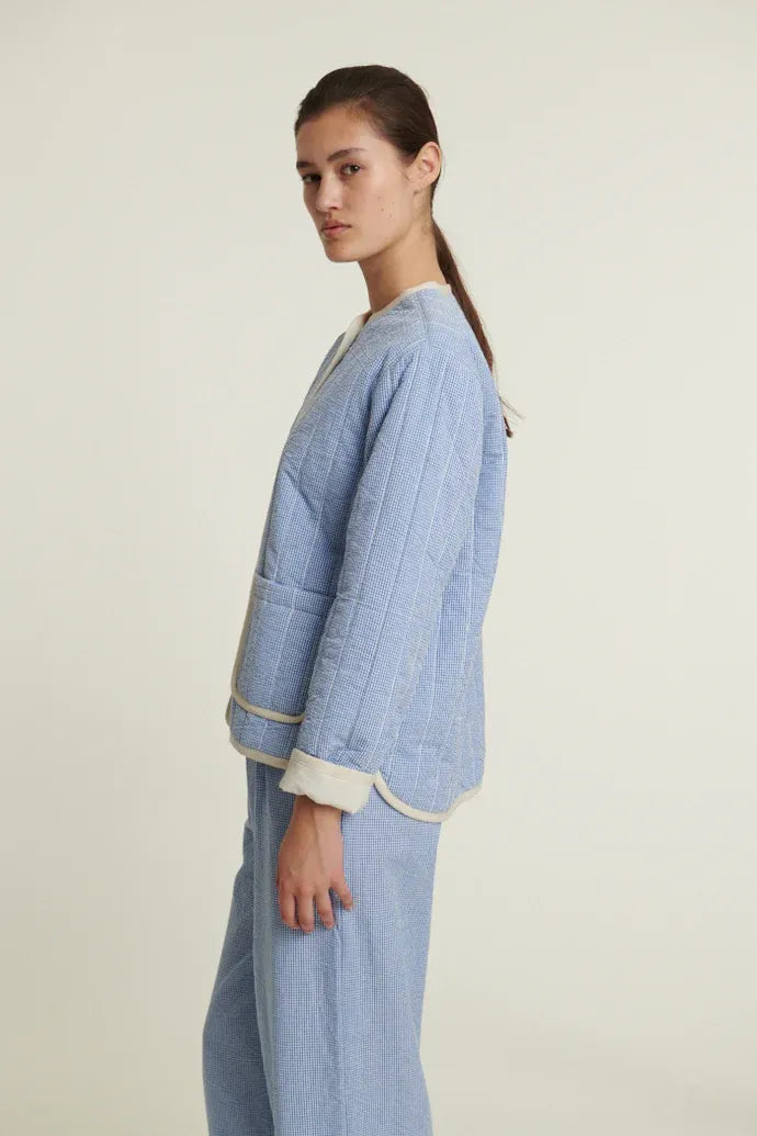 Basic Apparel Rudie Jacket i Quiet Harbor – quiltet jakke i 100 % økologisk bomuld med løst fit, knaplukning og påsatte lommer. 