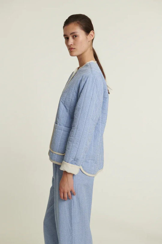 Basic Apparel Rudie Jacket i Quiet Harbor – quiltet jakke i 100 % økologisk bomuld med løst fit, knaplukning og påsatte lommer. 