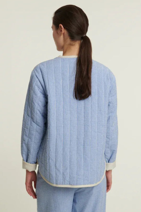 Basic Apparel Rudie Jacket i Quiet Harbor – quiltet jakke i 100 % økologisk bomuld med løst fit, knaplukning og påsatte lommer. 