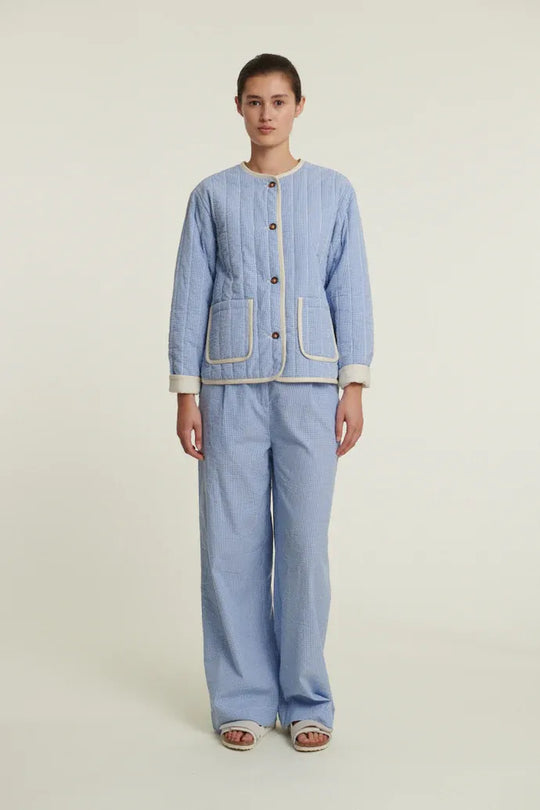 Basic Apparel Rudie Jacket i Quiet Harbor – quiltet jakke i 100 % økologisk bomuld med løst fit, knaplukning og påsatte lommer. 