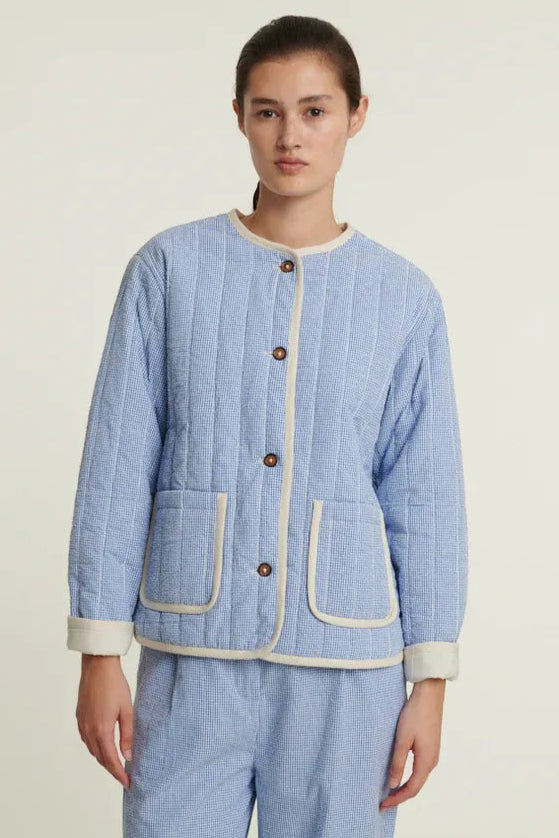 Basic Apparel Rudie Jacket i Quiet Harbor – quiltet jakke i 100 % økologisk bomuld med løst fit, knaplukning og påsatte lommer. 