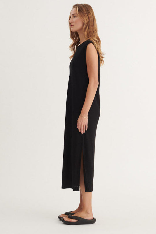 Basic Apparel Ryda Tank Dress i sort – ankellang, ærmeløs kjole med rund hals, løst fit og slidser i siden i let hør- og viskoseblanding.
