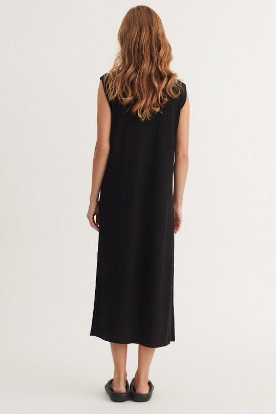 Basic Apparel Ryda Tank Dress i sort – ankellang, ærmeløs kjole med rund hals, løst fit og slidser i siden i let hør- og viskoseblanding.
