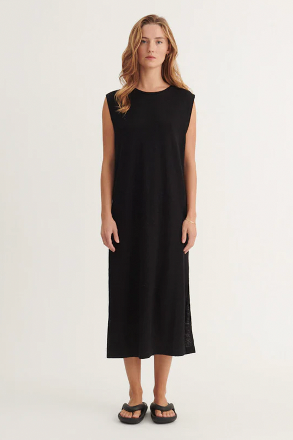 Basic Apparel Ryda Tank Dress i sort – ankellang, ærmeløs kjole med rund hals, løst fit og slidser i siden i let hør- og viskoseblanding.
