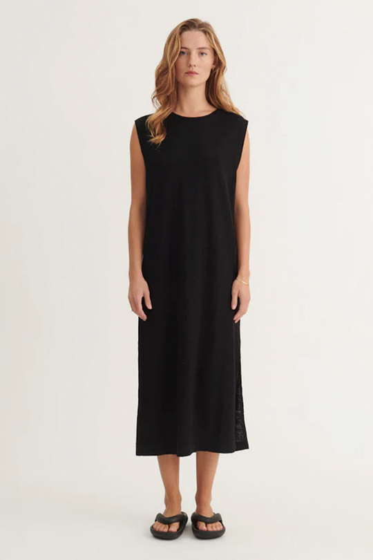 Basic Apparel Ryda Tank Dress i sort – ankellang, ærmeløs kjole med rund hals, løst fit og slidser i siden i let hør- og viskoseblanding.
