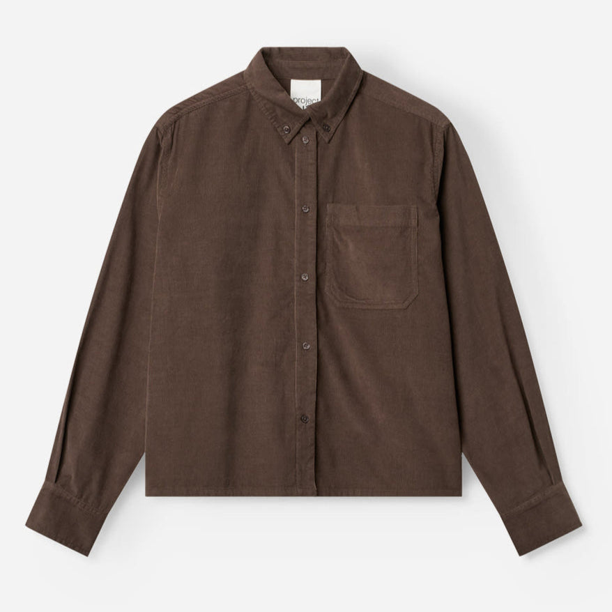 Project AJ117 Sable DK21-253 Skjorte i Coffee – blød og struktureret skjorte i baby-corduroy med krave, brystlomme, knaplukning og klassiske manchetter. 100% økologisk bomuld.
