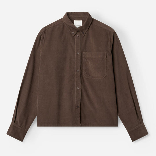 Project AJ117 Sable DK21-253 Skjorte i Coffee – blød og struktureret skjorte i baby-corduroy med krave, brystlomme, knaplukning og klassiske manchetter. 100% økologisk bomuld.
