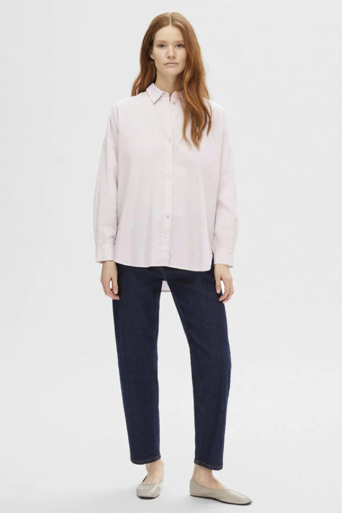 Basic Apparel Carol SS lyserød skjorte i riviera med korte ærmer og løst fit.