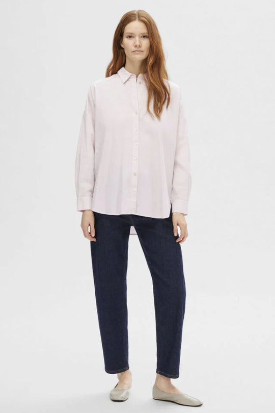 Basic Apparel Carol SS lyserød skjorte i riviera med korte ærmer og løst fit.