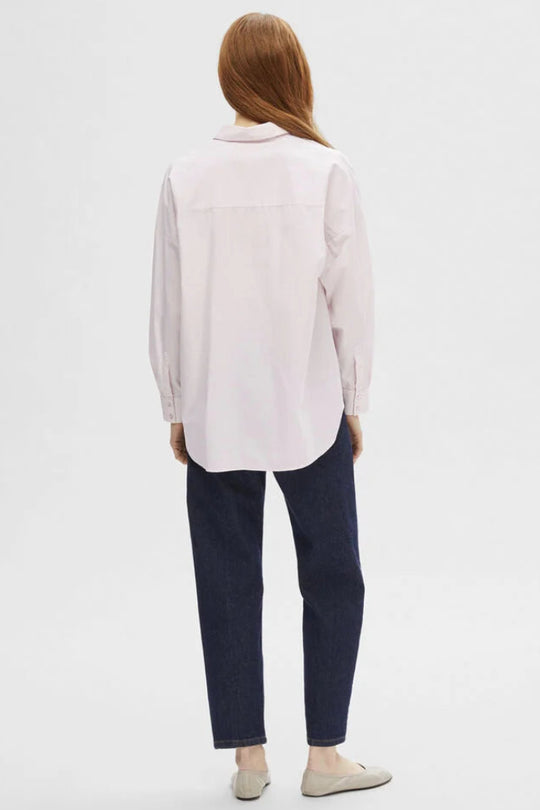 Basic Apparel Carol SS lyserød skjorte i riviera med korte ærmer og løst fit.
