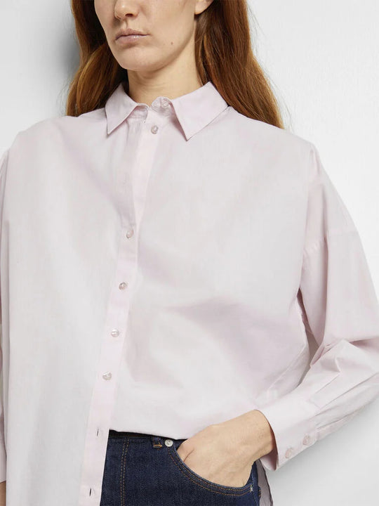 Basic Apparel Carol SS lyserød skjorte i riviera med korte ærmer og løst fit.