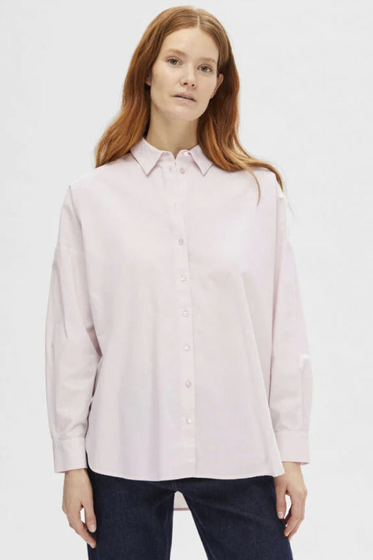 Basic Apparel Carol SS lyserød skjorte i riviera med korte ærmer og løst fit.