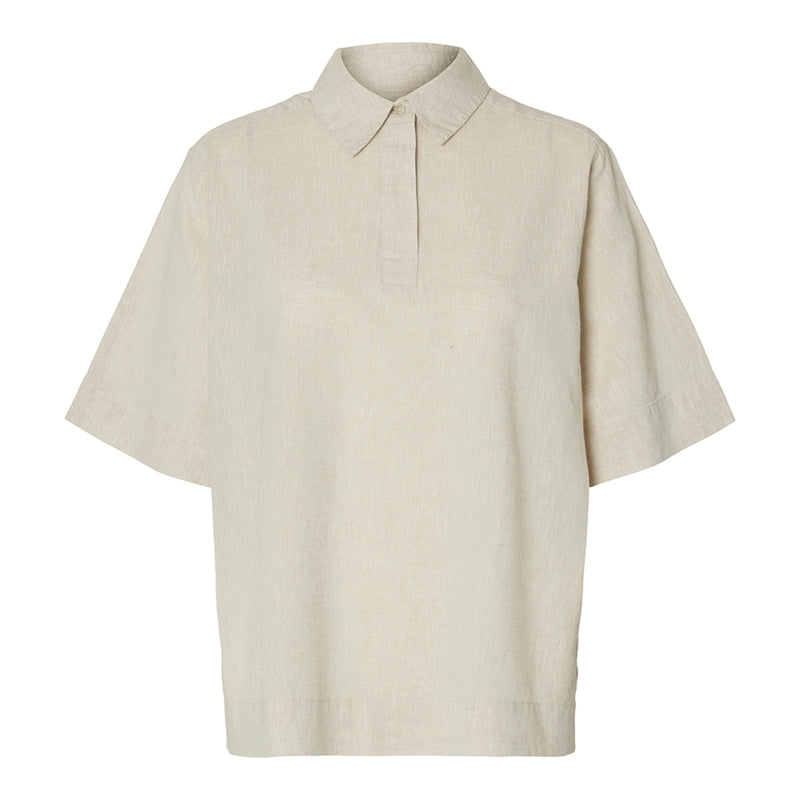 Selected Femme Luisa polo skjorte i sandshell med 3/4 ærmer og krave.