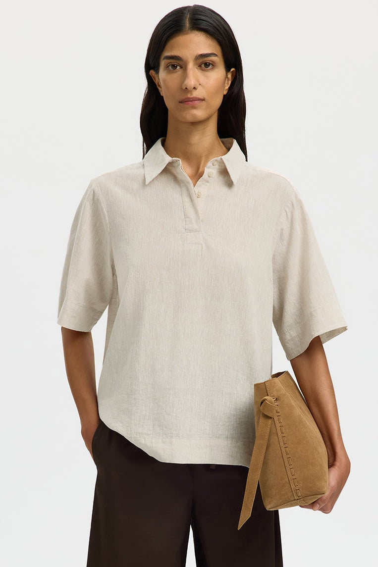 Selected Femme Luisa polo skjorte i sandshell med 3/4 ærmer og krave.