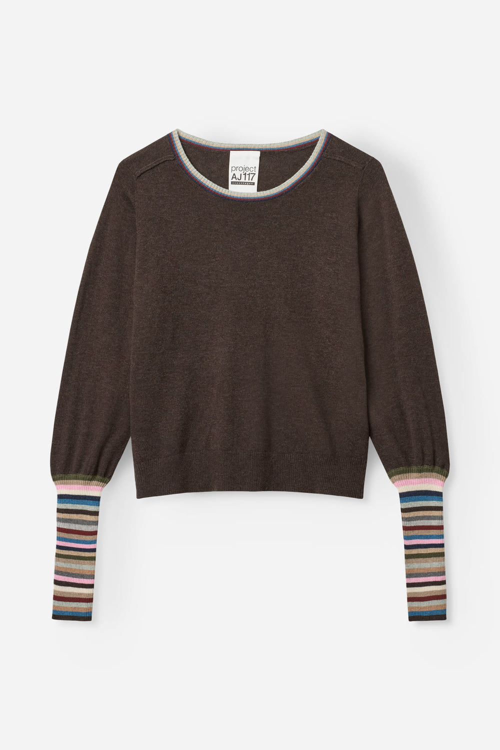 Project AJ117 Sigga 856 i Coffee – afslappet strikbluse med rund hals og signaturstribede ribkanter, fremstillet i 70% økologisk bomuld og 30% ekstra fin merinould.
