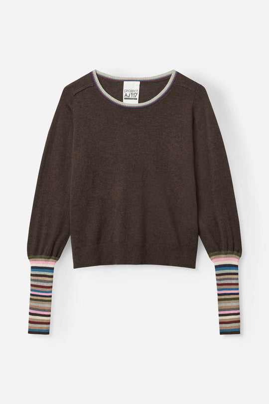 Project AJ117 Sigga 856 i Coffee – afslappet strikbluse med rund hals og signaturstribede ribkanter, fremstillet i 70% økologisk bomuld og 30% ekstra fin merinould.
