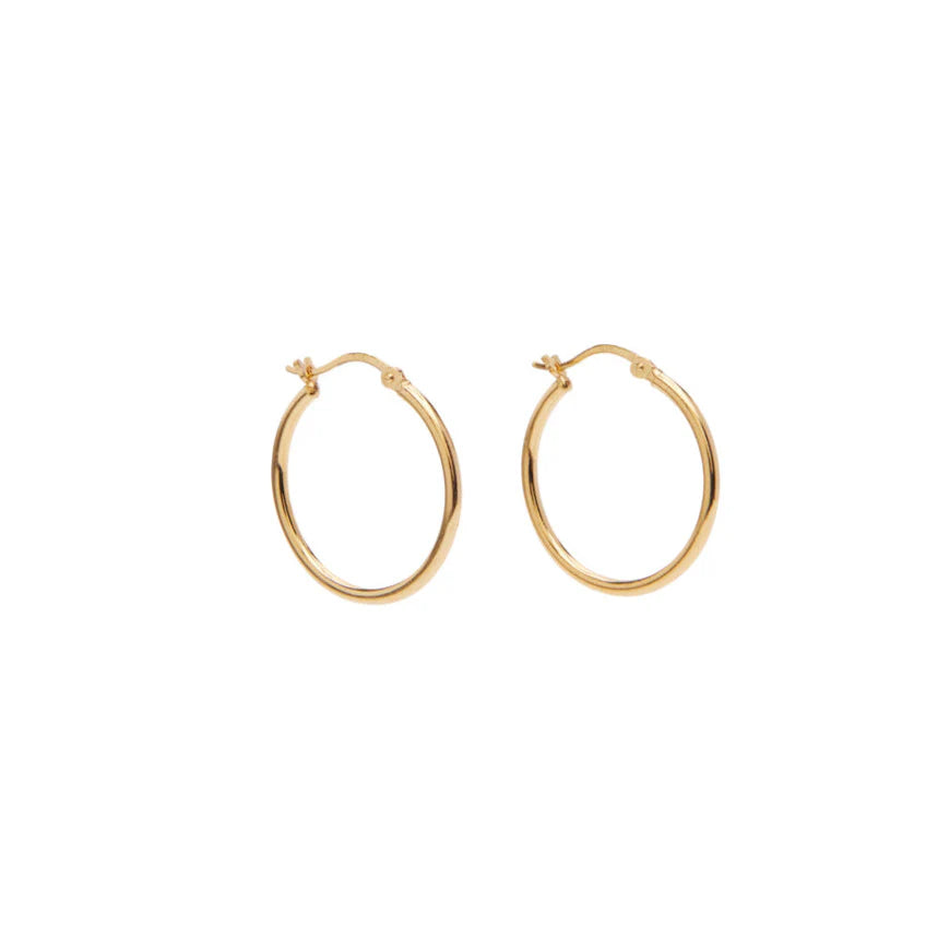Pico Basic Large Hoop – små hoops i 24 karat guldbelagt sterlingsølv. Klassiske, nikkelfri og perfekte til både hverdag og fest.