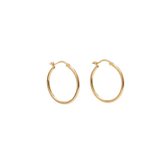 Pico Basic Large Hoop – små hoops i 24 karat guldbelagt sterlingsølv. Klassiske, nikkelfri og perfekte til både hverdag og fest.
