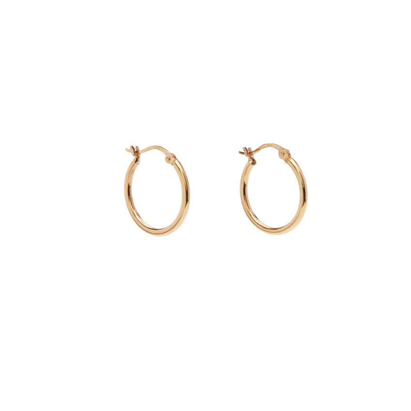 Pico Medium Small Hoop – små hoops i 24 karat guldbelagt sterlingsølv. Klassiske, nikkelfri og perfekte til både hverdag og fest.