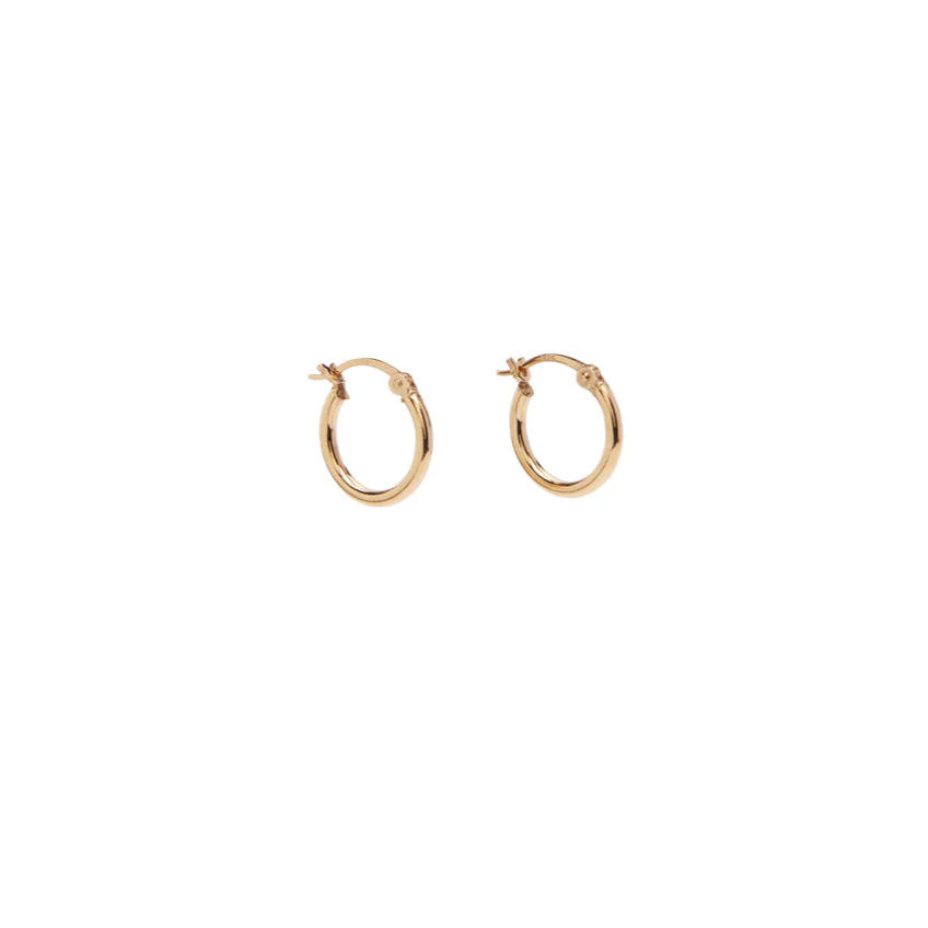 Pico Basic Small Hoop – små hoops i 24 karat guldbelagt sterlingsølv. Klassiske, nikkelfri og perfekte til både hverdag og fest.