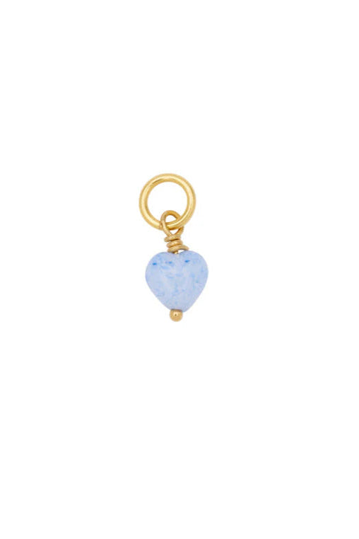 Pico French Mini Heart Pendant – delikat vedhæng i glas og 24 karat guldbelagt messing, farve Sky/FG.
