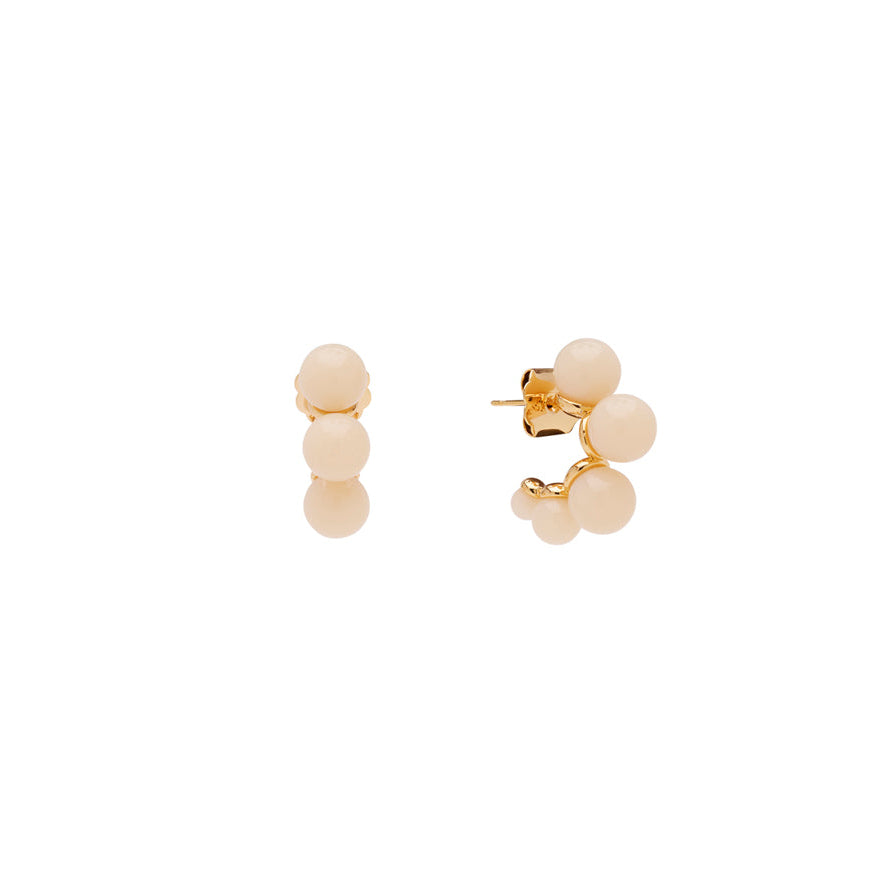 Pico Electra Studs – forgyldte hoop-øreringe med perler i powder farve.