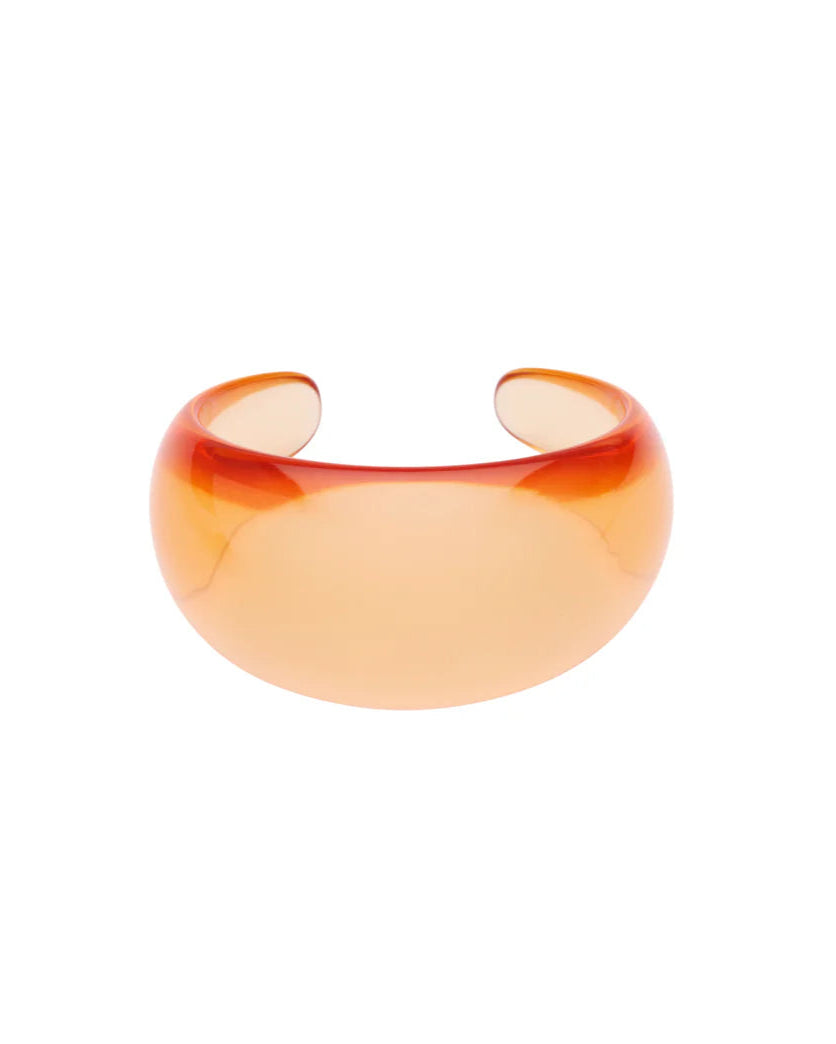 Pico Novie Bracelet i clear peach resin. Farverigt statement-armbånd der tilføjer personlighed til dit look. 