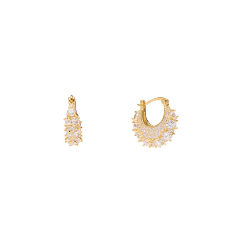 Zahara Crystal Hoops fra Pico Copenhagen – 22K guldbelagte hoops med nanokrystaller. Nikkelfri og perfekte til hverdag og fest.