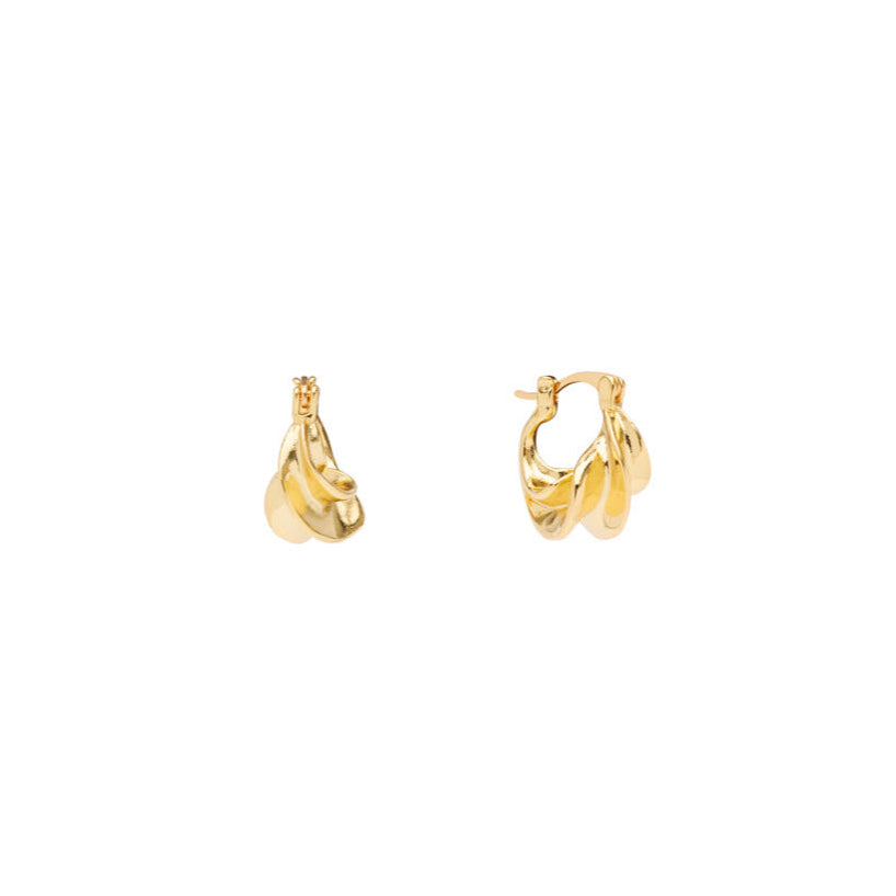 Pico Copenhagen Afrika Petit Hoops – små, snoede hoops i guldbelagt finish. Perfekt til et diskret og stilfuldt touch. 
