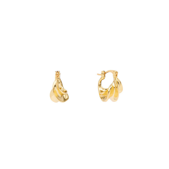 Pico Copenhagen Afrika Petit Hoops – små, snoede hoops i guldbelagt finish. Perfekt til et diskret og stilfuldt touch. 