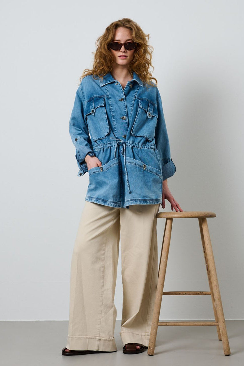 La Rouge Sanne denimjakke med metalknapper og bindebånd i taljen.