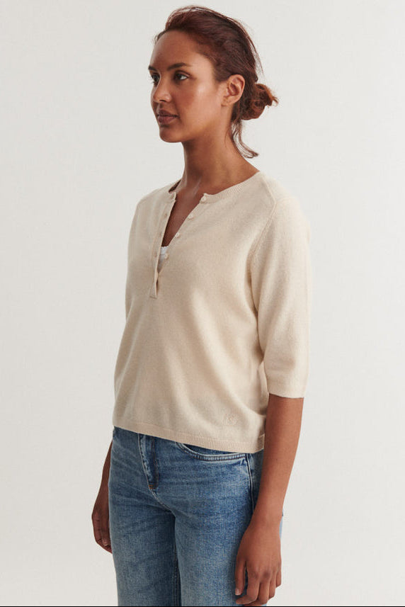 Basic Apparel Selem Granddad Tee i moonbeam – merino uld T-shirt dame med stolpelukning, rund hals og afslappet fit.
