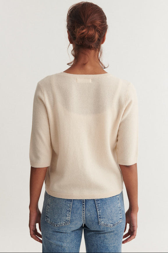 Basic Apparel Selem Granddad Tee i moonbeam – merino uld T-shirt dame med stolpelukning, rund hals og afslappet fit.