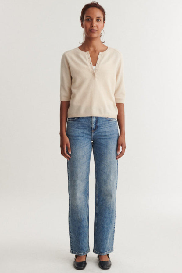 Basic Apparel Selem Granddad Tee i moonbeam – merino uld T-shirt dame med stolpelukning, rund hals og afslappet fit.
