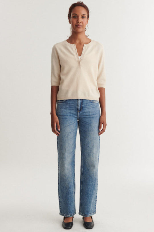 Basic Apparel Selem Granddad Tee i moonbeam – merino uld T-shirt dame med stolpelukning, rund hals og afslappet fit.