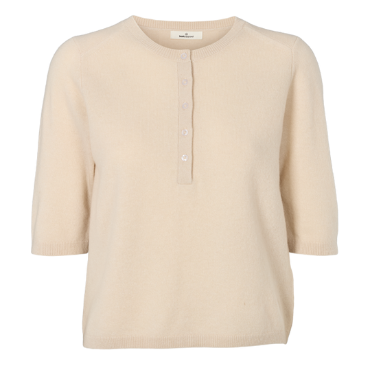 Basic Apparel Selem Granddad Tee i moonbeam – merino uld T-shirt dame med stolpelukning, rund hals og afslappet fit.