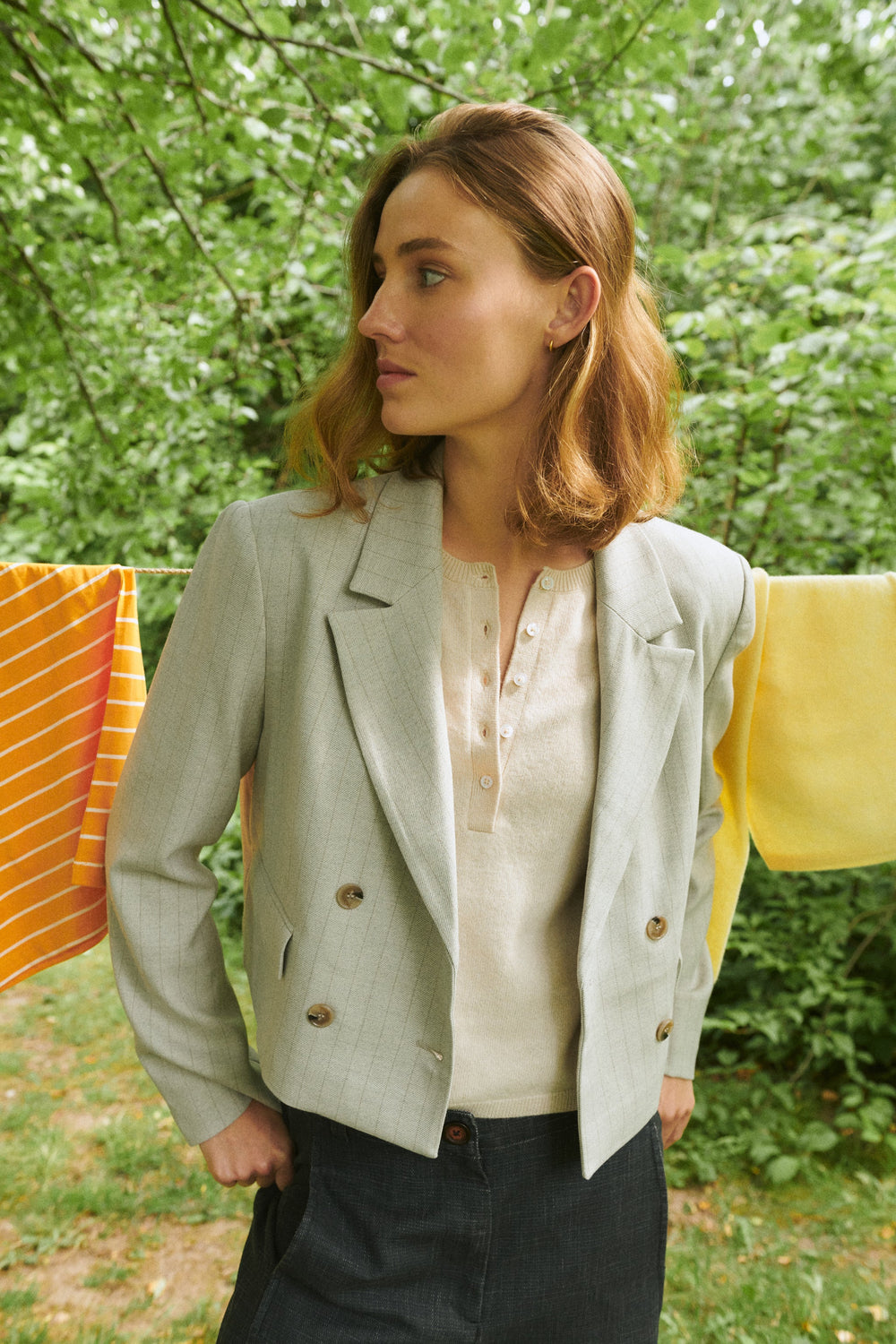 Basic Apparel Selem Granddad Tee i moonbeam – merino uld T-shirt dame med stolpelukning, rund hals og afslappet fit.