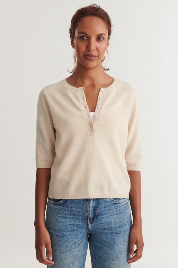 Basic Apparel Selem Granddad Tee i moonbeam – merino uld T-shirt dame med stolpelukning, rund hals og afslappet fit.
