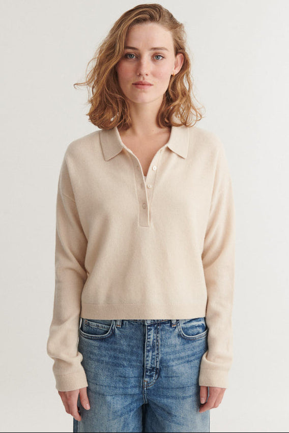 Basic Apparel Selem Polo – strik med polokrave og lange ærmer i løs pasform.