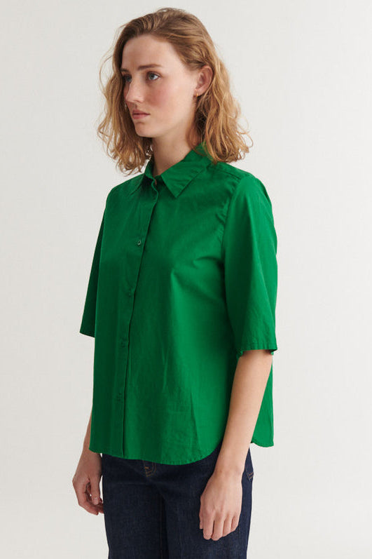 Basic Apparel Silje SS skjorte i grøn med løst fit og buet bund.