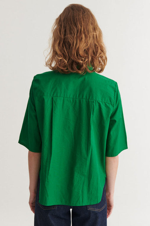 Basic Apparel Silje SS skjorte i grøn med løst fit og buet bund.
