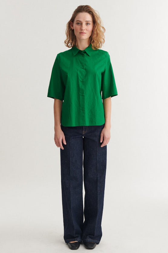 Basic Apparel Silje SS skjorte i grøn med løst fit og buet bund.