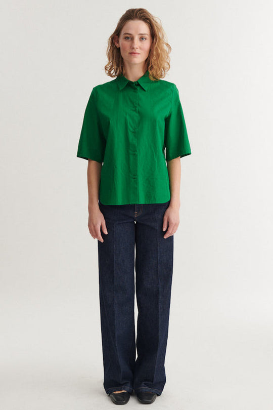 Basic Apparel Silje SS skjorte i grøn med løst fit og buet bund.