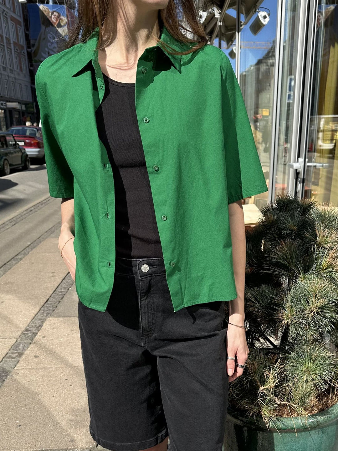 Basic Apparel Silje SS skjorte i grøn med løst fit og buet bund.