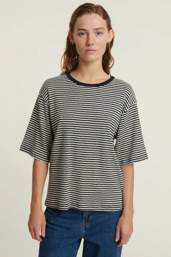 Basic Apparel Silma SS Tee i Sky Captain/Birch – oversized T-shirt i 100 % økologisk bomuld med rund hals og korte ærmer. 