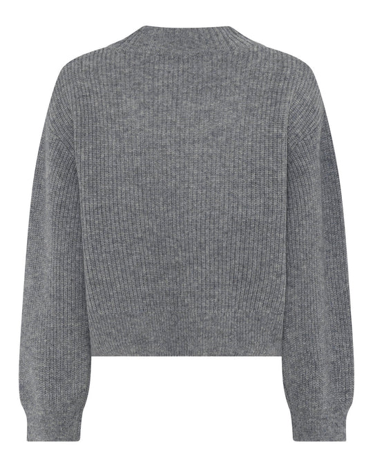 La Rouge Sisse Knit Sweater i grey melange med rund hals, boxy pasform og brede ribkanter – blød, varm og elegant til hverdag og kølige dage.
